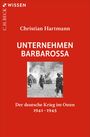 Christian Hartmann, UNTERNEHMEN BARBAROSSA, Der deutsche Krieg im Osten 1941-1945. Schwarzweißfoto: Soldaten vor brennenden Häusern.