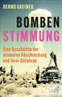 Titel: BOMBENSTIMMUNG. Untertitel: Geschichte der atomaren Abschreckung. Soldaten beobachten nuklearen Test.