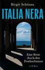 "Birgit Schönau, ITALIA NERA, Eine Reise durch den Postfaschismus, C.H. Beck." Ein Torbogen blickt auf eine weite Landschaft.