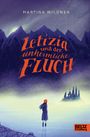 „Martina Wildner. Letizia und der unheimliche Fluch. Beltz & Gelberg.“ Eine Figur blickt auf eine neblige Landschaft mit Bergen.