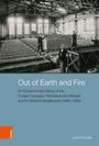 Text: "Out of Earth and Fire", "Lena Krause", über historische Kupferindustrie. Schwarz-Weiß-Foto einer Fabrikhalle mit Arbeitern.