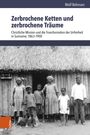 "Zerbrochene Ketten und zerbrochene Träume", Wolf Behnsen. Historische Foto: Fünf Menschen vor einer Hütte mit Strohdach.