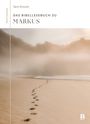 „Sara Kreuter: Das Bibellesebuch zu Markus“. Spuren im Sand führen zum Meer. Nebel verhüllt Hügel.