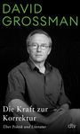 "DAVID GROSSMAN. Die Kraft zur Korrektur. Über Politik und Literatur. Ein Mann in Hemd sitzt aufrecht."