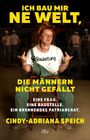 Ich bau mir ne Welt, die Männern nicht gefällt. Eine Frau. Eine Baustelle. Ein brennendes Patriarchat. Cindy-Adriana Speich. Eine Frau mit Overall und "Bauleitung"-Shirt sitzt selbstbewusst auf einem Stuhl.