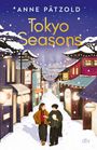 "Tokyo Seasons" prominent. Zwei Personen spazieren durch eine verschneite, festlich beleuchtete Straße, japanische Schriftzeichen auf Schildern.