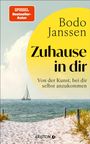 Oben: SPIEGEL Bestseller-Autor. Titel: "Zuhause in dir". Ein Segelboot auf Meereshintergrund mit Sand und Dünengras.