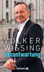 „VOLKER WISSING Verantwortung DROEMER“. Ein Mann im Anzug lächelt leicht, steht vor einem historischen Gebäude.