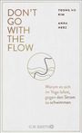 "Don't go with the flow. Warum es sich im Yoga lohnt, gegen den Strom zu schwimmen." Illustration mit geschwungenen Linien.