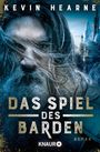 Buchtitel: "Das Spiel des Barden". Autor: Kevin Hearne. Ein Mann mit Bart, historische Kulisse mit Türmen im Hintergrund.