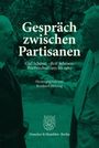 Unterhaltung zwischen zwei älteren Männern im Anzug mit Buchtext: "Gespräch zwischen Partisanen."