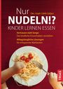 Text: „Nur NUDELN!? KINDER LERNEN ESSEN“. Kind isst Spaghetti mit Tomatensoße, rote Tischunterlage.