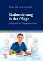 "Stationsleitung in der Pflege. Erfolgreich ein Pflegeteam leiten." Frau in blauer Pflegetracht mit Laptop und Pflanzen.