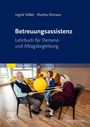 "Betreuungsassistenz: Lehrbuch für Demenz- und Alltagsbegleitung. 4. Auflage. Drei Personen im Gespräch mit gelbem Ball."