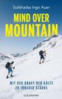 „Mind Over Mountain“, „Mit der Kraft der Kälte zu innerer Stärke“. Zwei Personen besteigen einen schneebedeckten Berg.