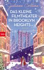 „Das kleine Filmtheater in Brooklyn Heights, Roman“, Juliane Collins. Illustration von winterlicher Stadt mit Brücke und schneebedeckten Häusern.