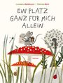 "Ein Platz ganz für mich allein" steht in großen Buchstaben. Eine Maus sitzt auf einem Pilz mit einer Karte.
