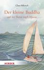 „Der kleine Buddha auf der Reise nach Hause”, von Claus Mikosch. Ein Segelboot auf welligem Meer, Berge im Hintergrund.