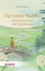 "Der kleine Buddha entdeckt die Kraft der Veränderung" von Claus Mikosch. Ein Mönch auf einer Brücke in einer grünen Landschaft.
