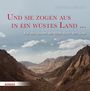 Text oben: "Ulfrid Kleinert | Rolf Kühn".  
Text Mitte: "Und sie zogen aus in ein wüstes Land ...". 
Text unten: "Auf den Spuren der Bibel durch den Sinai". 
Berglandschaft mit Wolken.