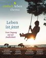"Leben ist jetzt. Vom Umgang mit der Endlichkeit." Frau schaukelt vor Meer und Bäumen.