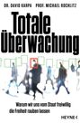 "Totale Überwachung" steht in großer Schrift. Verschwommene Menschen im Hintergrund mit Kästchen um ihre Köpfe.