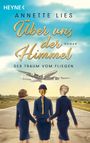 "Über uns der Himmel. Der Traum vom Fliegen" steht in verspielten Buchstaben. Drei Frauen in blauen Uniformen schauen einem Flugzeug nach.