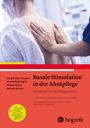 Titel: Basale Stimulation in der Akutpflege. Hände berühren sanft einen Rücken. Anthrazitfarbiges Hogrefe-Logo unten rechts.
