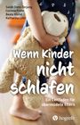 Titel: "Wenn Kinder nicht schlafen". Ein Kind hält einen flauschigen Stoffbären fest. Fußboden aus Holz.