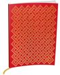 Rotes Notizbuch mit goldener, verschlungener Musterprägung auf dem Einband. Ein goldenes Lesebändchen ist sichtbar.