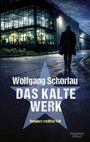 „Wolfgang Schorlau, Das kalte Werk, Denglers zwölfter Fall.“ Eine dunkle Gestalt geht auf ein erleuchtetes Fabrikgebäude zu.