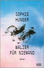 Titel: "Sophie Hunger Walzer für Niemand". Unten rechts: "Roman" und "KiWi". Hintergrund: Blau-rosa Aquarell, schwarze Pinselstriche.