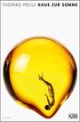 THOMAS MELLE HAUS ZUR SONNE. KiWi. Illustration: Eine Person taucht in eine große, gelbe, transparente Kugel ein.