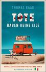 „THOMAS RAAB, TOTE HABEN KEINE EILE. Ornella Lazzaro ermittelt an der Adria.“ Ein roter Wohnwagen am Strand, kaputt.