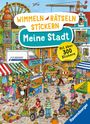 „Wimmeln Rätseln Stickern Meine Stadt“. Illustration eines belebten Marktplatzes mit Menschen, Ständen und Aktivitäten.