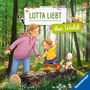 "Lotta liebt den Wald" steht auf einem Schild. Eine Illustration zeigt zwei Kinder, die Hand in Hand über einen Baumstamm gehen.