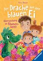 Oben: "Nina Blazon". Titel: "Der Drache aus dem blauen Ei". Untertitel: "Überraschung im Blumenbeet". Illustration: Zwei Kinder, ein großer und ein kleiner Drache in einem bunten Blumenfeld. Ravensburger-Logo an der Ecke.