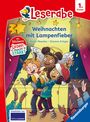 "Weihnachten mit Lampenfieber" zeigt fröhliche Kinder in festlicher Kleidung auf einer Bühne, umrahmt von Dekorationen.