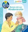 "Komm mit zur Kinderärztin." Illustration: Arzt untersucht Kind mit Stethoskop. Kind hebt Hemd, Plüschkatze neben ihm.