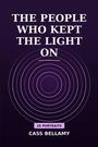 Text: "THE PEOPLE WHO KEPT THE LIGHT ON", "26 PORTRAITS", "CASS BELLAMY". Illustration mit konzentrischen Kreisen in Lila.