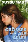 Oben: "DUYGU MAUS". Rechts: "PIPER". Unten: "GRÖSSER ALS ALLES". Illustration: Frau in Blau, grüne Pflanzen.