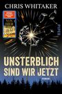 "Unsterblich sind wir jetzt", "Chris Whitaker", "Von hier bis zum Anfang". Löwenzahn vor dunklem Himmel, farbige Strahlen.