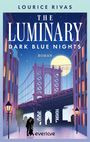 Oben steht "LOURICE RIVAS". Darunter "THE LUMINARY: DARK BLUE NIGHTS", "ROMAN". Illustration einer nächtlichen Brücke mit Paar.