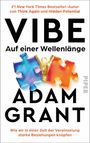 „#1 New York Times Bestseller-Autor von Think Again und Hidden Potential. VIBE Auf einer Wellenlänge. ADAM GRANT. Wie wir in einer Zeit der Vereinzelung starke Beziehungen knüpfen.“ Zwei Puzzleteile, blau und orange, verbunden durch einen Reißverschluss.