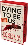 Bucheinband mit dem Titel "Dying to Be Us" von Karen M. McManus. Silhouetten von Menschen in roter Farbe. Thriller.