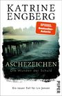 „Aschezeichen: Die Wunden der Schuld“, „Ein neuer Fall für Liv Jensen“. Ein Steg führt ins neblige Wasser.