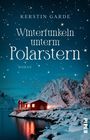 „Winterfunkeln unterm Polarstern“, Roman von Kerstin Garde. Ein rotes Haus im Schnee unter einem Sternenhimmel.