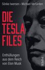„Die Tesla Files“ in Rot, „Enthüllungen aus dem Reich von Elon Musk“ in Weiß. Schwarz-weißes Porträt im Hintergrund.