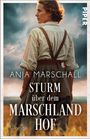 "Anja Marschall, Sturm über dem Marschlandhof, Roman." Eine Frau steht im Feld, der Himmel ist bewölkt und dramatisch.