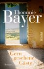"Thommie Bayer, Gern gesehene Gäste, Roman." Offene blaue Tür mit Blick auf eine idyllische Landschaft.